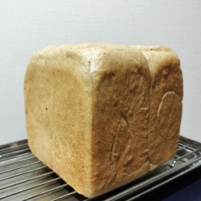 丸パンを焼いた残りのプルーンピューレの消費。ベーカーズパーセントを参考にさせていただきつつ、砂糖は控えめの15gにしました。プルーンの風味が美味しい食パンです。